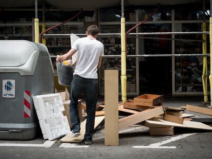 Muebles cerca de la Plaza santa Madrona de Poble Sec.