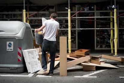 Muebles cerca de la Plaza santa Madrona de Poble Sec.