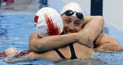 Mireia Belmonte se abraza a la china Jiao Liuyang al acabar la carrera.