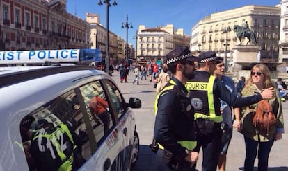Polic&iacute;as del turista atienden a visitantes en la Puerta del Sol.