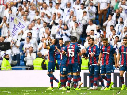 Los jugadores del Levante celebran el gol de Morales (0-1) en el Bernabéu.