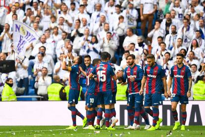 Los jugadores del Levante celebran el gol de Morales (0-1) en el Bernabéu.