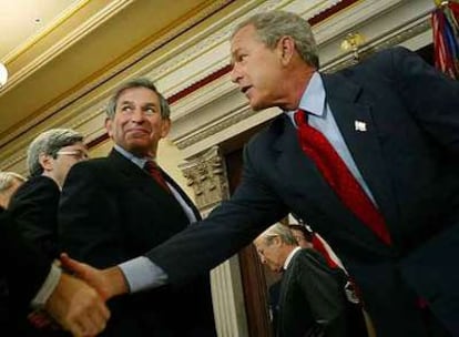 George Bush (a la derecha), Paul Wolfowitz (a la izquierda) y Donald Rumsfeld (al fondo), en 2004.