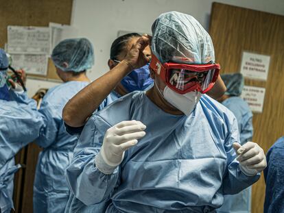 Personal médico se prepara para entrar en el área covid del Hospital Juárez de México, en mayo de 2020.