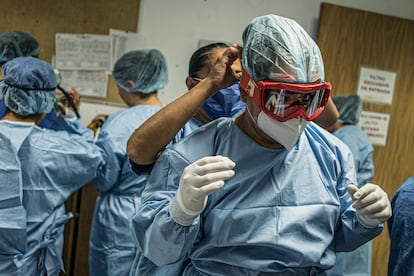 Personal médico se prepara para entrar al área de terapia intensiva de pacientes con covid-19 del Hospital Juárez de Ciudad de México, en mayo de 2020.