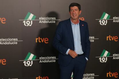 Juan Marín, candidato de Ciudadanos, llega al debate. Uno de los estandartes de la campaña de Cs el reivindicar "la acción de Gobierno" que han llevado a cabo en el Ejecutivo de coalición y "las propuestas" que pretenden seguir implementando. El cambio que funciona es su lema de campaña.