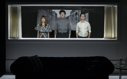 Los actores Irene Arcos, Miki Esparbé y Raúl Arévalo, en 'Traición'.