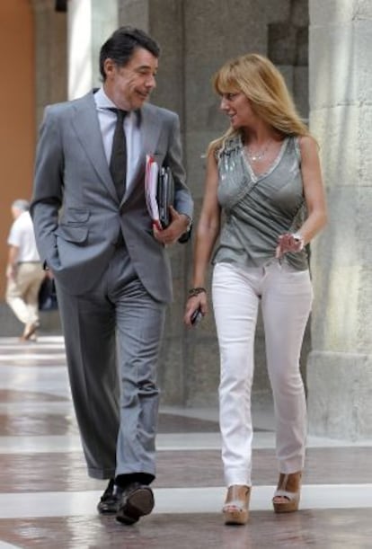 Ignacio González, presidente de la Comunidad de Madrid, junto a la directora general de Medios, Isabel Gallego, en 2012.