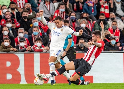 Unai Núñez disputa un balón a Hazard, este miércoles en San Mamés.