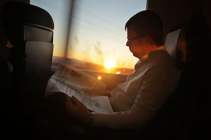 8:30AM - Un pasajero lee la prensa mientras asoman los primeros rayos de sol. La próxima estación será Barcelona