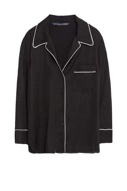 Zara se apunta a la tendencia con esta camisa clavadita a la del pijama anterior. Su precio es de 49,95 euros.