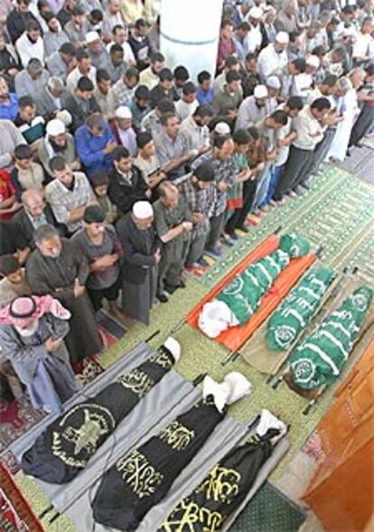 Fieles rezan ante los cadáveres de seis palestinos muertos el miércoles en Rafah.