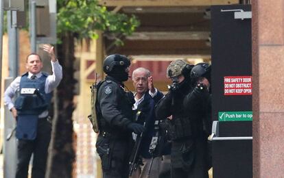 Segons han explicat els ostatges a diversos periodistes, el segrestador va demanar parlar amb el primer ministre australià, Tony Abbott, i que li portessin una bandera de el Estado Islamico (EI).
