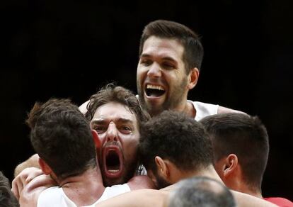 Los jugadores españoles abrazan a Pau Gasol.