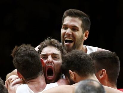 Los jugadores españoles abrazan a Pau Gasol.