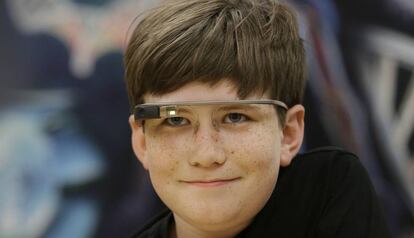 Julian Brown sonríe mientras lleva la Google Glass.