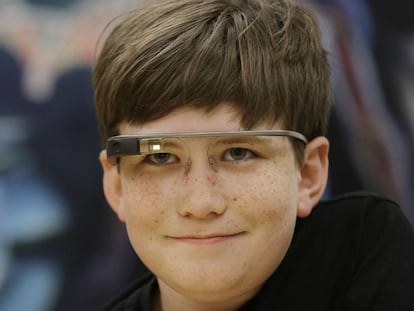 Julian Brown sonr&iacute;e mientras lleva la Google Glass. 