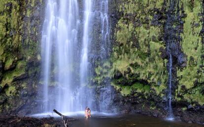 Bañistas en Waimoku Falls, en el parque nacional de Haleakala, isla de Maui (Hawai).