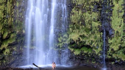 Ba&ntilde;istas en Waimoku Falls, en el parque nacional de Haleakala, isla de Maui (Hawai). 