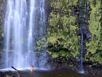 Ba&ntilde;istas en Waimoku Falls, en el parque nacional de Haleakala, isla de Maui (Hawai). 