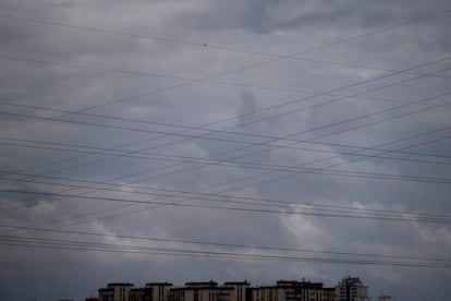 Tendido eléctrico a las afueras de Sevilla.