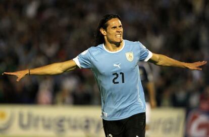 Cavani celebra un gol ante Argentina.