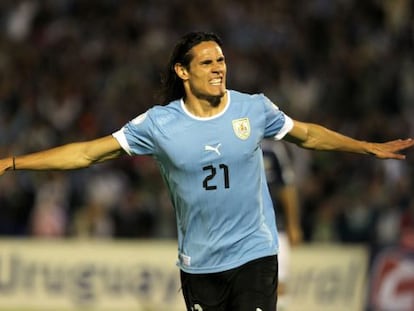 Cavani celebra un gol ante Argentina.