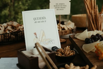 Cartelería para una mesa de quesos hecha por 'Con tacones y de boda' en el banquete de una boda.