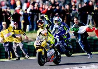 Valentino Rossi celebra la consecución del título mundial tras ganar el Gran Premio de Australia.