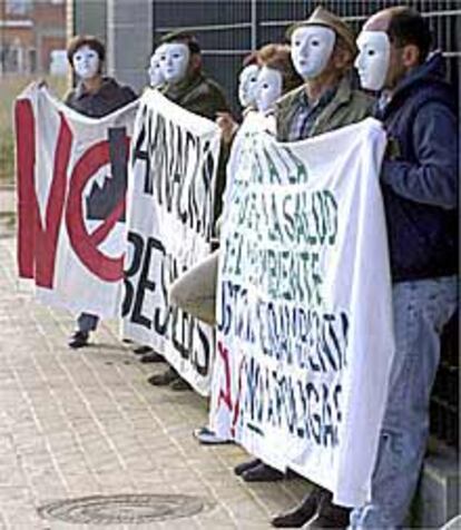 Miembros de los grupos que organizaron la protesta, ayer, ante los juzgados de Nules.