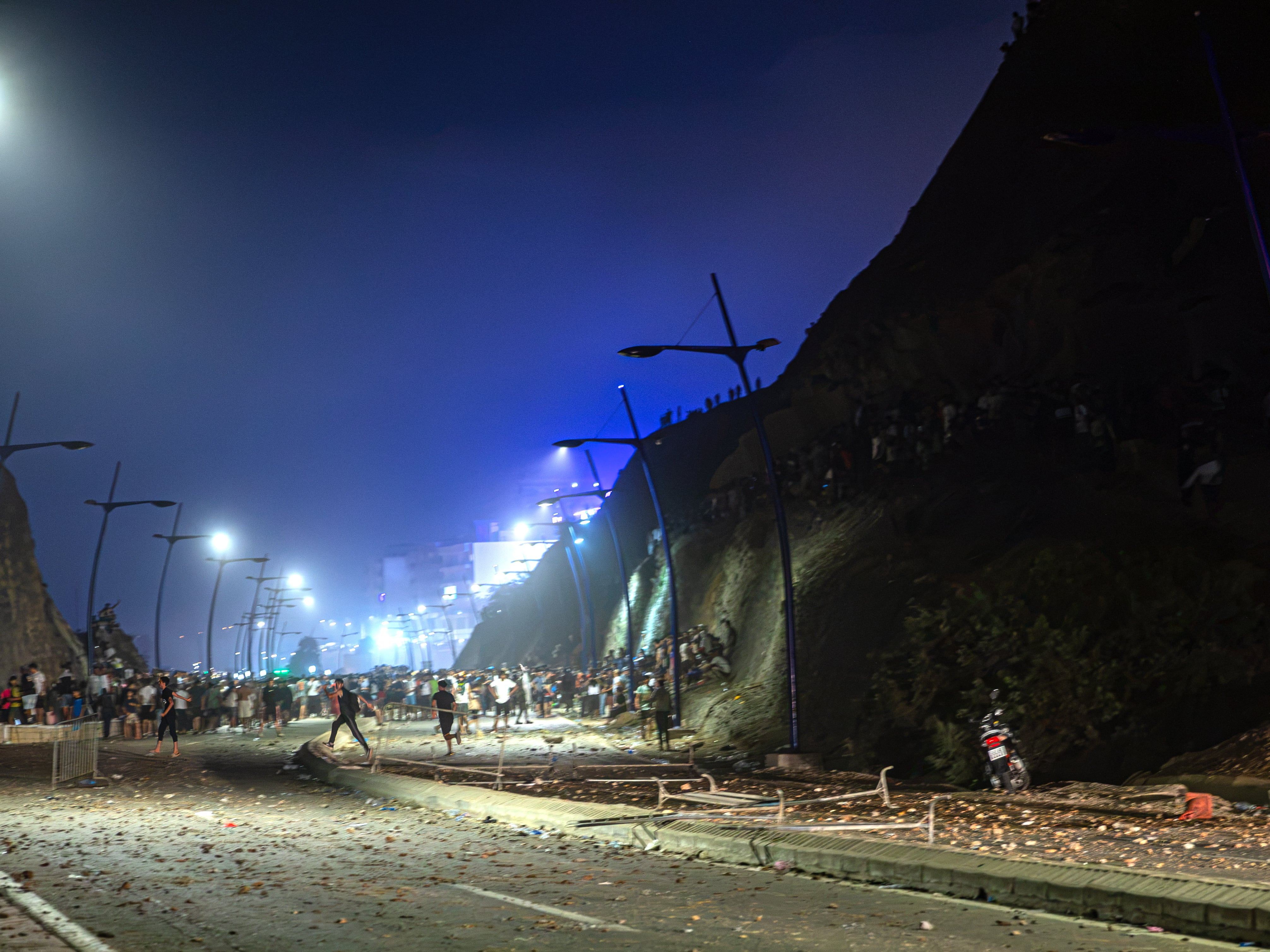 Miles de personas penetran durante la noche en Ceuta en medio de la pasividad de la policía marroquí