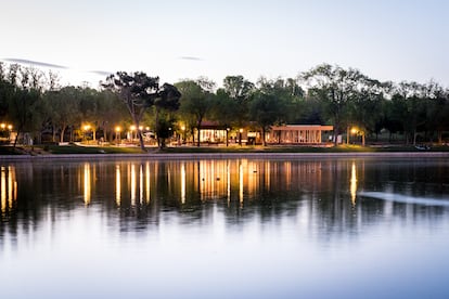 Vista del restaurante Villa Verbena, en el lago de la Casa de Campo, en Madrid. Imagen proporcionada por Triciclo.