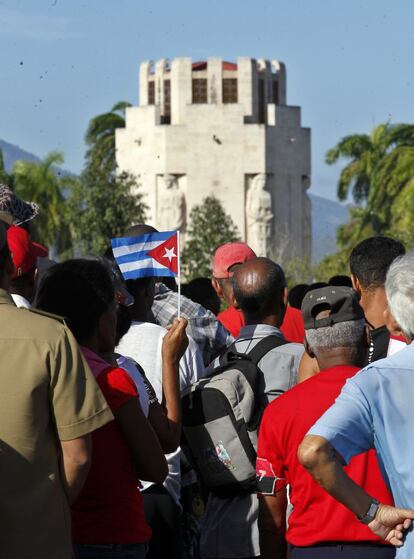 Varias personas esperan cerca del cementerio Santa Ifigenia, en Santiago de Cuba, (Cuba) donde ya descansan hoy, domingo 4 de diciembre de 2016, las cenizas del líder de la revolución cubana Fidel Castro.