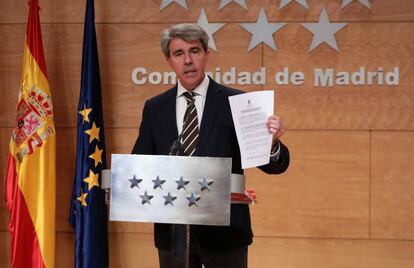 El presidente de la Comunidad de Madrid, Ángel Garrido, muestra el recurso contra Madrid Central, este miércoles.