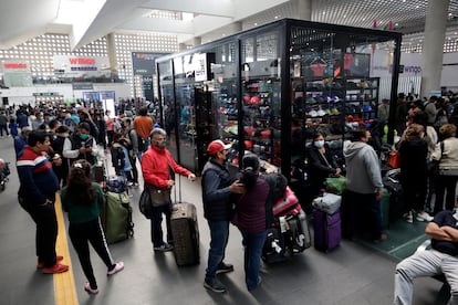 Pasajeros hacen fila en el Aeropuerto Internacional de Ciudad de México, en enero de 2022.