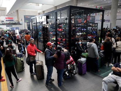 Pasajeros hacen fila en el Aeropuerto Internacional de Ciudad de México, en enero de 2022.