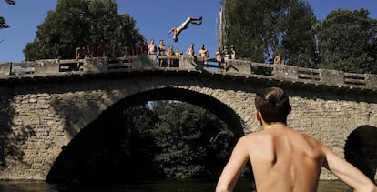 Jóvenes refrescándose en Navarra.