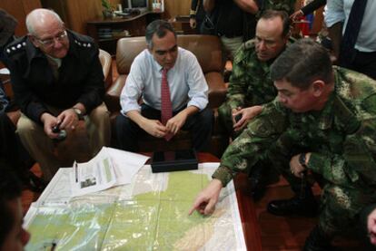 El ministro de Defensa colombiano, Rodrigo Rivera, es informado sobre la operación militar contra el jefe militar de las FARC, ayer en Bogotá.