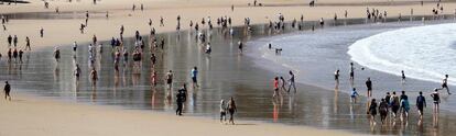 Bañistas y paseantes en la playa de La Concha de San Sebastián ayer miércoles.