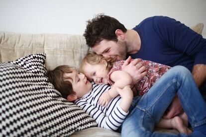 Familia se divierte en el salón.