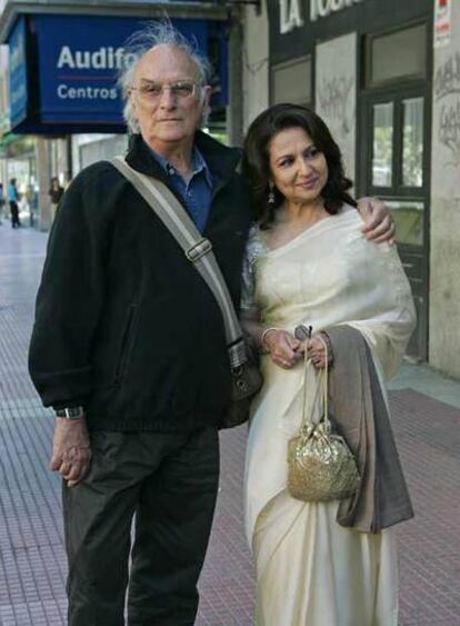 Carlos Saura y Sharmila Tagore, ayer en Madrid.
