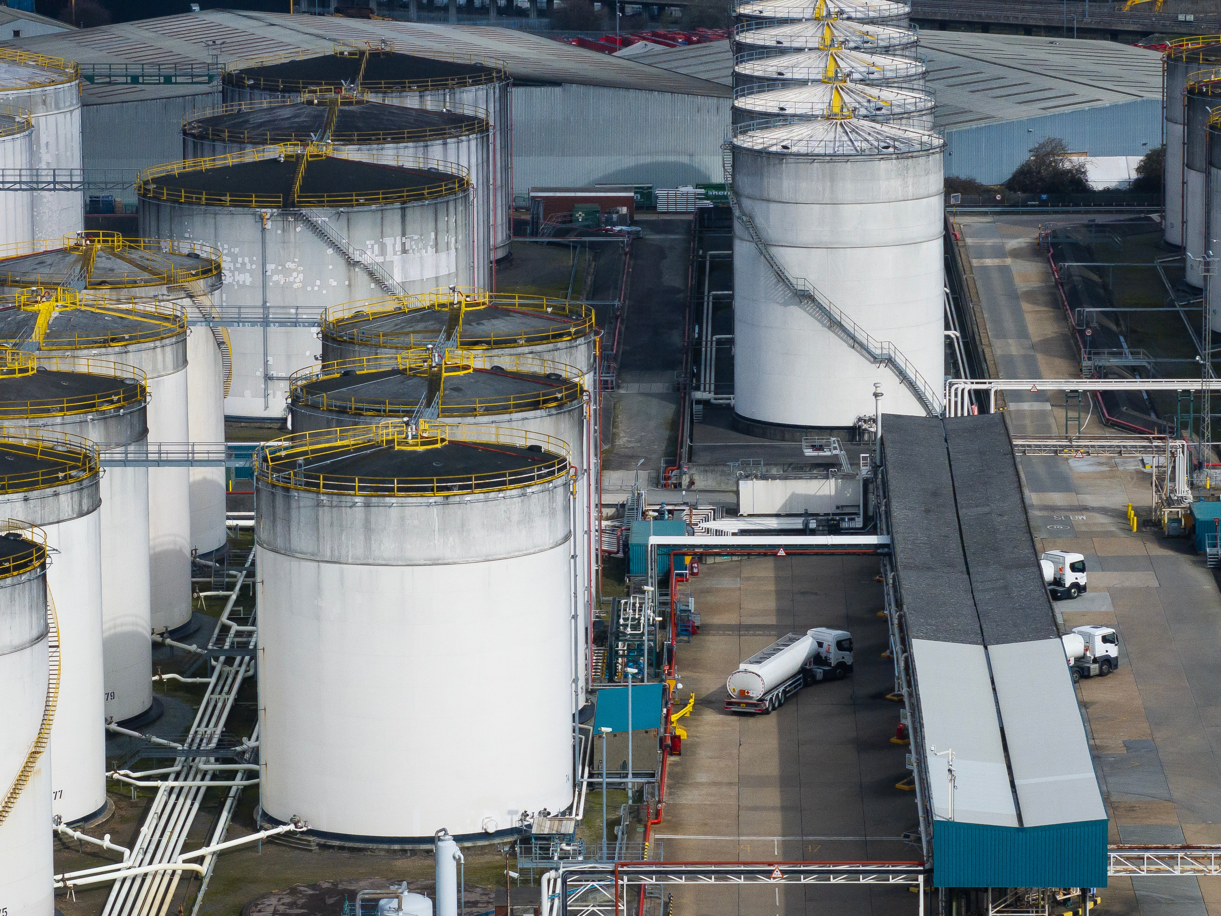 La AIE acuerda liberar 400 millones de barriles en la mayor intervención de reservas de petróleo de la historia 