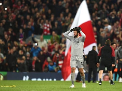 Alisson Becker celebra la victoria del Liverpool sobre el Barcelona.