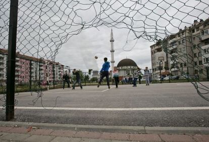 Niños juegan al fútbol en el barrio donde el Gobierno kosovar ha desplazado a los antiguos vecinos de Hade.