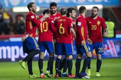 Diego Costa celebra con sus compañeros de la selección el triunfo de su equipo.