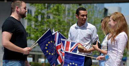 Estudiantes brit&aacute;nicos junto al Parlamento Europeo, esta semana.