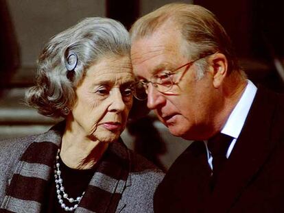 Fabiola, viuda del rey Balduino, charla con el rey Alberto II de Bélgica.