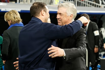 El entrenador del Chelsea, Frank Lampard (a la izquierda), saluda a su homólogo en el Real Madrid, Carlo Ancelotti.