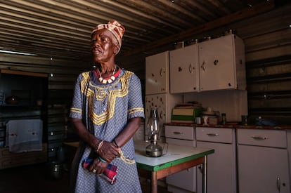 Dentro de las casas todo el precario, huele a desinfectante y a carburante; la cocina, como la mayoría del poblado, funciona con parafina. Martha Mokoene, la abuela de Maria, posa en el interior.