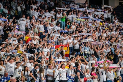 Aficionados del Real Madrid siguen el partido en el Bernabéu.